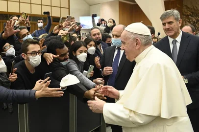 Jovem de Flores da Cunha relembra momento em que ganhou solidéu do papa Francisco: “Uma experiência incrível”.<!-- NICAID(16020912) -->