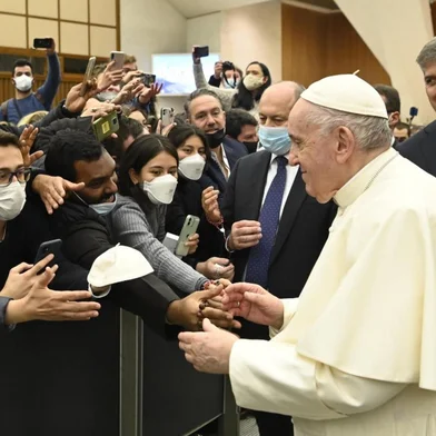 Jovem de Flores da Cunha relembra momento em que ganhou solidéu do papa Francisco: “Uma experiência incrível”.<!-- NICAID(16020912) -->