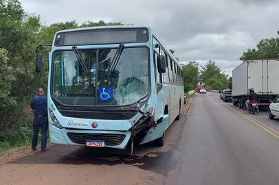 Acidente entre caminhonete e ônibus no começo da tarde de 10/12/2024 - Ponte sobre o Rio Gravataí, na RS-118.