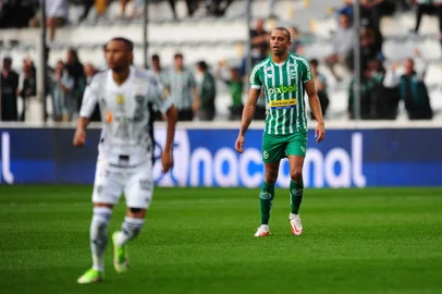 CAXIAS DO SUL, RS, BRASIL, 02/07/2022. Juventude x Atlético-MG, jogo válido pela 15ª rodada da Série A do Campeonato Brasileiro e realizado no estádio Alfredo Jaconi. Na foto, lateral-esquerdo William Matheus, que foi muito vaiado durante a partida. (Porthus Junior/Agência RBS)<!-- NICAID(15138572) -->