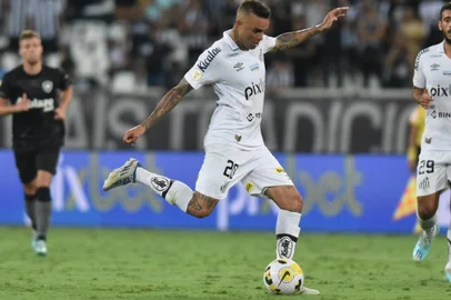 Luan, atuando pelo Santos, frente ao Botafogo-RJ no Engenhão - Foto: Ivan Storti/Santos FC/Divulgação<!-- NICAID(15486981) -->