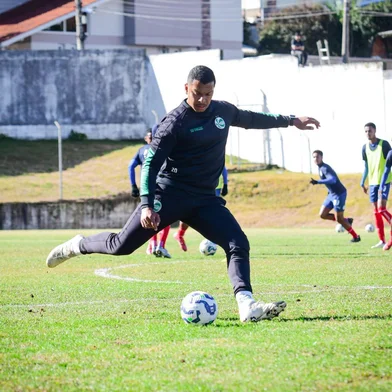O preparador de goleiros Glauber Henrique, que atuava no Juventude acertou sua transferência para o Inter. Ele vai integrar a comissão técnica da categoria sub-17<!-- NICAID(16141812) -->