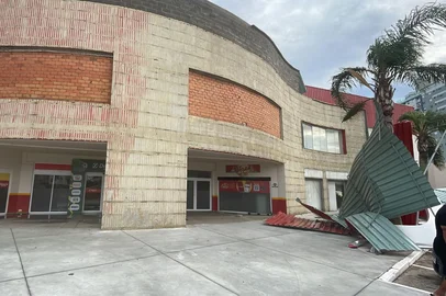 Fachada do Desco de Imbé foi arrancada por temporal (16/2/2025)<!-- NICAID(15977669) -->