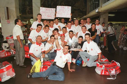 Festa da equipe de FutSal do Inter, no sagão do Aeroporto Salgado Filho em Porto Alegre. A equipe gaúcha é campeão Sul-Americana na modalidade conquistada no Rio de Janeiro contra o Vasco da Gama.#PÁGINA:57#ENVELOPE: 255643#EDIÇÃO: 2ª<!-- NICAID(617260) -->