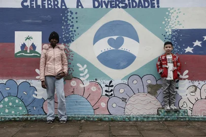 PORTO ALEGRE, RS, BRASIL, 26-06-2025: A rede municipal de ensino da Capital possui atualmente 622 alunos estrangeiros matriculados. Os estudantes são oriundos majoritariamente da Venezuela e do Haiti. Do total, 147 estudam na Escola Municipal de Ensino Fundamental Governador Ildo Meneghetti, no bairro Rubem Berta. A unidade escolar, que é a com maior número de estudantes estrangeiros matriculados no município, possui desde 2023 o Projeto Multilinguismo na Escola que ajuda alunos imigrantes em sua adaptação à língua portuguesa, alfabetização, estudos e acolhe os recém-chegados. Na foto: aluna haitiana Kathie Saint fort, 12 anos, e o aluno venezuelano Enyerber Diaz Mirabal, 7 anos Foto: André Ávila/Agência RBSIndexador: Andre Avila<!-- NICAID(16068406) -->