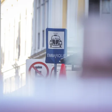 PORTO ALEGRE, RS, BRASIL - 28.10.2020 - Placas de pontos de táxi ainda têm a imagem de um Fusca. (Foto: Isadora Neumann/Agencia RBS)Indexador: ISADORA NEUMANN<!-- NICAID(14628363) -->