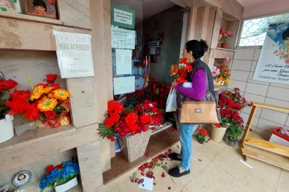 O feriado de Finados registrou movimento abaixo do esperado no maior no cemitério de Passo Fundo,  o Vera Cruz, na manhã desta quinta-feira (02)<!-- NICAID(15586678) -->