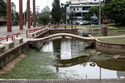 PORTO ALEGRE, RS, BRASIL - 2024.11.28 - Lago da Praça Itália, em Porto Alegre, está com nível muito baixo, possivelmente representando risco a peixeis e tartarugas que habitam o local. A praça foi adotada pelo shopping Praia de Belas. (Foto: André Ávila/ Agência RBS)Indexador: Andre Avila<!-- NICAID(15924653) -->