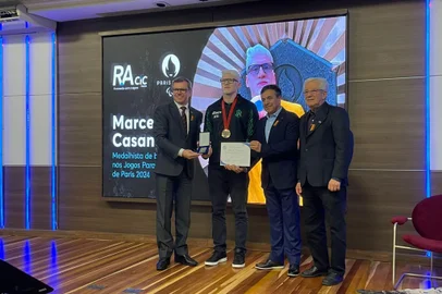 Marcelo Casanova é homenageado na CIC Caxias. Na foto estão, além de Casanova: Celestino Loro, presidente da CIC Caxias, Nadir Rizzi, Presidente do Conselho Superior, e José Valtuir de Almeida presidente do Conselho Deliberativo.<!-- NICAID(15867661) -->