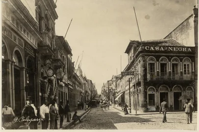 Casa Negra, esquina da Rua Marechal Floriano, junto à Praça XV, na década de 1910.<!-- NICAID(16180086) -->