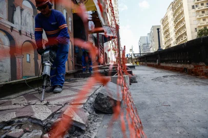 Porto Alegre, RS, Brasil - Obra do viaduto da Borges está mais cara e prazo de término é alterado. Fotos: Jonathan Heckler/Agencia RBS<!-- NICAID(15696677) -->
