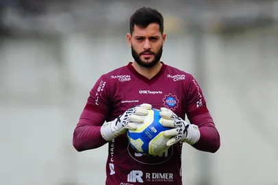 CAXIAS DO SUL, RS, BRASIL, 25/04/2024. Treino do Caxias no CT Baixada Rubra Vanderlei Bersaghi. SER Caxias está disputando a série C do Campeonato Brasileiro 2024. Na foto, Na foto, goleiro Thiago Coelho. (Porthus Junior/Agência RBS)Indexador:                                 <!-- NICAID(15745434) -->