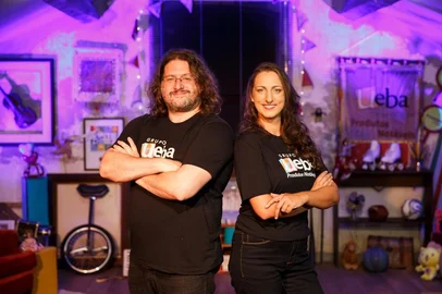 Jonas Piccoli e Aline Zilli lançam no próximo domingo (09/03) o livro “Meias Histórias ou Histórias de Meias”, da Editora UEBA.Voltada ao público infantil, a obra traz ilustrações de Fredy Varela e propõe aos pequenos leitores uma viagem de descobertas pelo mundo das meias, com valiosas lições.O lançamento será das 15h às 18h, no Centro Cultural Moinho da Cascata, com sessão de autógrafos, bate-papo com os autores e o ilustrador e uma série de atividades lúdicas. A entrada é gratuita.<!-- NICAID(15989111) -->