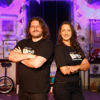 Jonas Piccoli e Aline Zilli lançam no próximo domingo (09/03) o livro “Meias Histórias ou Histórias de Meias”, da Editora UEBA.Voltada ao público infantil, a obra traz ilustrações de Fredy Varela e propõe aos pequenos leitores uma viagem de descobertas pelo mundo das meias, com valiosas lições.O lançamento será das 15h às 18h, no Centro Cultural Moinho da Cascata, com sessão de autógrafos, bate-papo com os autores e o ilustrador e uma série de atividades lúdicas. A entrada é gratuita.<!-- NICAID(15989111) -->