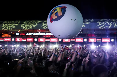 XANGRI-LÁ, RS, BRASIL, 31-01-2026: A plateia da segunda noite do Planeta Atlântida é animada por uma banho de água vindo do palco. Os planetários também se divertiram com grandes bolas que eram jogadas de um lado para o outro na plateia enquanto aguardavam o show de Simone Mendes. Fotos:Renan Mattos/Agencia RBS<!-- NICAID(16216203) -->