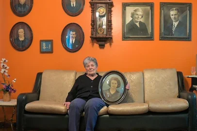 Neste 2025 em que se recordam os 80 anos do final da Segunda Guerra Mundial, um episódio bastante “apagado” da história oficial de Caxias do Sul retorna em formato de série documental. O Silêncio das Mulheres resgata a trajetória fragmentada de oito jovens operárias vítimas da explosão na fábrica de munições da Metalúrgica Gazola Travi, em 22 de julho de 1943 - período em que a empresa caxiense havia sido encampada pelo Ministério da Guerra para a produção de artefatos bélicos. Na foto: dona Geny Formolo com o quadro da iirmã Graciema Formolo, uma das vítimas da grande explosão de 1943.<!-- NICAID(16083685) -->