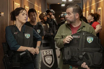B.O. (L to R) Luciana Paes as Mantovani, Taumaturgo Ferreira as Pardal, Leandro Hassum as Suzano in B.O. Season 1. Cr. Laura Campanella / Netflix Â© 2023<!-- NICAID(15536992) -->