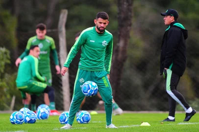 CAXIAS DO SUL, RS, BRASIL, 30/05/2023. Treino do Juventude no Centro de Formação de Atletas e Cidadãos (Cfac) - o Ju está disputando a série B do Campeonato Brasileiro. Na foto, meia Jadson. (Porthus Junior/Agência RBS)<!-- NICAID(15442703) -->
