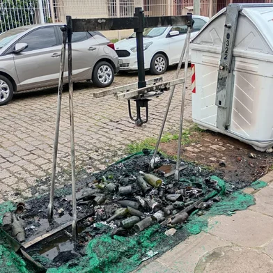 Em cinco meses, prefeitura de Porto Alegre tem prejuízo de mais de 900 mil reais com contêineres queimados. Na foto, fogo em equipamento da Rua Uruguaiana<!-- NICAID(16104224) -->