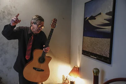 Porto Alegre, RS, Brasil - Julio Reny é uma das figuras mais emblemáticas do rock gaúcho — um daqueles nomes que ajudaram a dar identidade própria à cena do Rio Grande do Sul nos anos 1980 e 1990. Nascido em Porto Alegre, ele começou a se destacar com Julio Reny & Os Irish Boys, banda que misturava rock urbano, melancolia e poesia marginal, com letras sobre amor, solidão, rebeldia e a vida nas ruas da capital gaúcha. Uma de suas canções mais conhecidas é “O Mundo é Maior que o Teu Quarto”, praticamente um hino para quem cresceu ouvindo o rock do sul — e que sintetiza bem o espírito inconformado e libertário de sua obra. Julio também é conhecido por sua voz rouca e intensa, pelas apresentações cheias de entrega e pela postura autêntica — sempre à margem das grandes gravadoras, mantendo um tom independente e visceral. Ele influenciou gerações de músicos gaúchos e é lembrado como um cronista musical da vida porto-alegrense, com um olhar entre o lírico e o urbano. Além da música, Julio Reny também publicou livros e é reconhecido como poeta e contador de histórias, com uma trajetória que mistura arte, resistência e underground. Quero uma legenda curta desse textoIndexador: jeff botega<!-- NICAID(16148840) -->