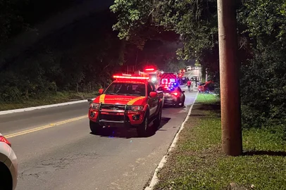 Duas jovens ficam feridas após carro colidir em poste na zona sul da Capital<!-- NICAID(15892353) -->