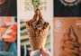 Sorveteria em Porto Alegre transforma sorvete de máquina em experiência gourmet