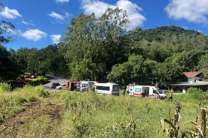 Informações iniciais dão conta de que um ônibus levava 35 pessoas de uma universidade de Santa Maria, com destino ao cactário. O veículo teria perdido os freios e capotado em um barranco.<!-- NICAID(16010250) -->
