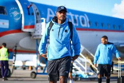 RS - FUTEBOL/ CHEGADA GREMIO  - ESPORTES - DelegaÃ§Ã£o do Gremio desembarca em Mendoza, na Argentina, onde enfrenta a equipe do Godoy Cruz, em partida valida pelo Copa Sul-Americana 2025. Na foto, Jemerson. FOTO: LUCAS UEBEL/GREMIO FBPA<!-- NICAID(16024415) -->