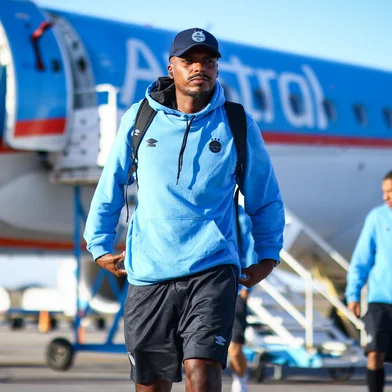 RS - FUTEBOL/ CHEGADA GREMIO  - ESPORTES - DelegaÃ§Ã£o do Gremio desembarca em Mendoza, na Argentina, onde enfrenta a equipe do Godoy Cruz, em partida valida pelo Copa Sul-Americana 2025. Na foto, Jemerson. FOTO: LUCAS UEBEL/GREMIO FBPA<!-- NICAID(16024415) -->