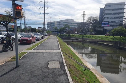 PORTO ALEGRE, RS, BRASIL - 08/10/2025 - A obra de recuperação do talude do Arroio Dilúvio próximo do cruzamento da Avenida Ipiranga com a Rua São Manoel já está pronta há mais de uma semana. No entanto, a ciclovia no local ainda não recebeu a devida sinalização e reinstalação de grades de proteção no local, que fica no sentido centro-bairr (Foto: Ian Tâmbara/Agencia RBS)<!-- NICAID(16141978) -->