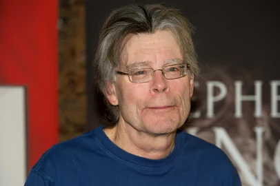 US writer Stephen King poses presents his new book in Munich, Germany, on November 19, 2013. King unveiled his new book "Doctor Sleep" during his first visit to Germany. AFP  Photo /DPA/  TOBIAS HASE /GERMANY OUT (Photo by TOBIAS HASE / DPA / AFP)Editoria: ACELocal: MunichIndexador: TOBIAS HASESecao: literatureFonte: DPA<!-- NICAID(14635818) -->