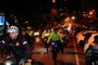 CAXIAS DO SUL, RS, BRASIL, 15/09/2023. Grupo de 80 ciclistas caxienses protestam por mais segurança no trânsito, na noite de sexta. Ao lado de maratonistas, pedem ações para a prefeitura. Trajeto começou em frente da Prefeitura e se deslocou até a secretaria de Trânsito e, depois, retornando ao início. (Porthus Junior/Agência RBS)<!-- NICAID(15542462) -->