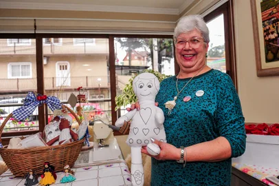 GRAMADO, RS, BRASIL, 28/06/2023. Idosa cria startup de artesãs em Gramado. Na foto, Sonia Feier(Neimar De Cesero/Agência RBS)Indexador: NEIMAR DE CESERO<!-- NICAID(15470313) -->