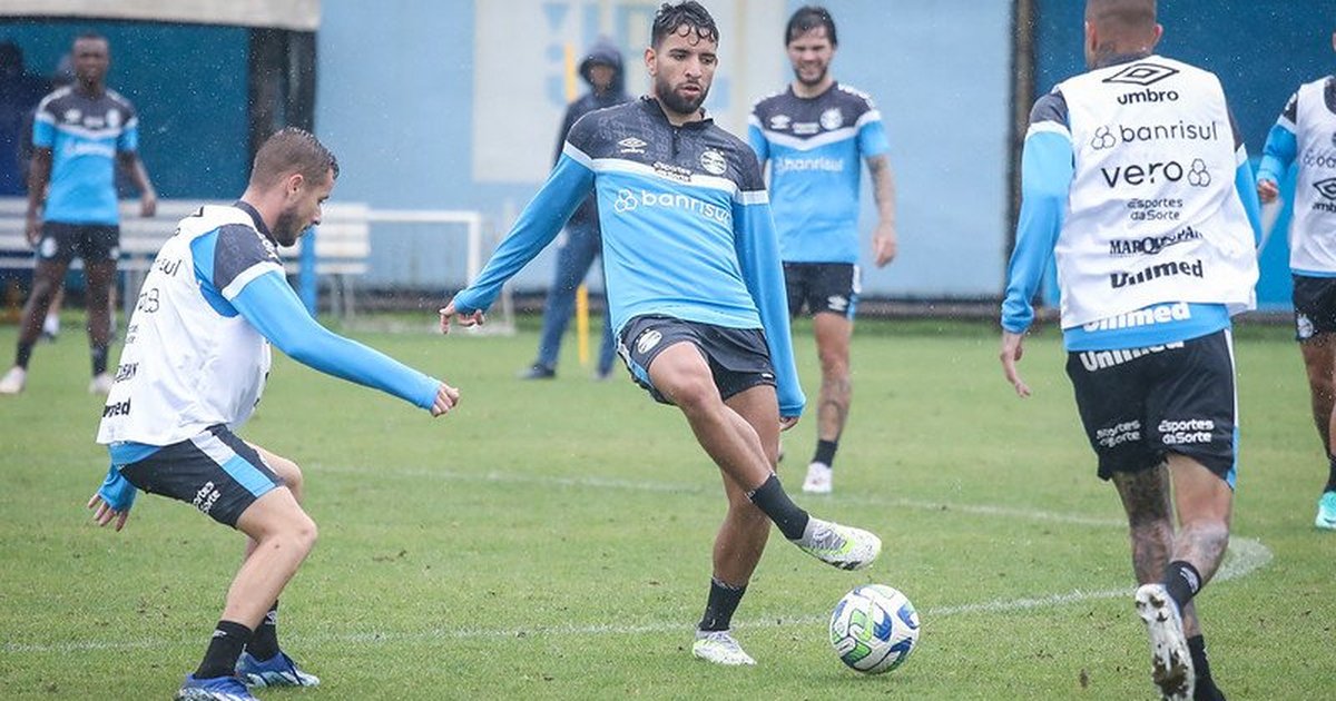 Com Pepê, Grêmio treina para enfrentar o Goiás