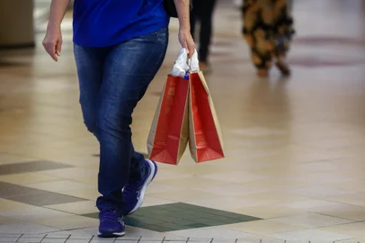 CAXIAS DO SUL, RS, BRASIL, 18/12/2024. Parcelas do 13º salário e compras de Natal devem impulsionar o comércio caxiense em dezembro. (Bruno Todeschini/Agência RBS)Indexador: Bruno Todeschini<!-- NICAID(15937909) -->
