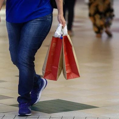 CAXIAS DO SUL, RS, BRASIL, 18/12/2024. Parcelas do 13º salário e compras de Natal devem impulsionar o comércio caxiense em dezembro. (Bruno Todeschini/Agência RBS)Indexador: Bruno Todeschini<!-- NICAID(15937909) -->