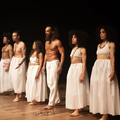 O Núcleo Afro Uerê apresenta o espetáculo SANKOFA no dia 06 de junho, às 19h, no Teatro Pedro Parenti, na Casa da Cultura Percy Vargas de Abreu e Lima, em Caxias do Sul.Com direção e dramaturgia de Carla Vanez, o espetáculo reúne teatro, dança afro-brasileira, poesia e música executada ao vivo para abordar temas como ancestralidade, identidade negra, racismo, resistência, religiosidade, afeto e pertencimento.<!-- NICAID(16298427) -->