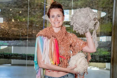 Dando sequência às atividades do Projeto Jardim de Roccas, dia 11 de março, sábado, às 10h, na Casa Paralela, a artista plástica Cristina Lisot vai orientar a Oficina Tricot Sobre Outros Suportes. A atividade gratuita é direcionada a pessoas que já dominem a técnica do tricot manual e estejam interessadas em descobrir aplicações em outros suportes.  O Projeto Jardim de Roccas foi aprovado no edital FAC Visual de 2021.<!-- NICAID(15364450) -->