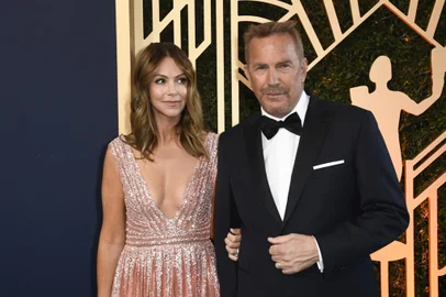 28th Annual Screen Actors Guild Awards - ArrivalsUS actor Kevin Costner and his wife Christine Baumgartner arrive for the 28th Annual Screen Actors Guild (SAG) Awards at the Barker Hangar in Santa Monica, California, on February 27, 2022. (Photo by Patrick T. FALLON / AFP)Editoria: ACELocal: Santa MonicaIndexador: PATRICK T. FALLONSecao: celebrityFonte: AFPFotógrafo: STF<!-- NICAID(15418295) -->