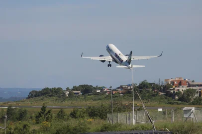 CAXIAS DO SUL, RS, BRASIL, 17/01/2024. Cinco meses depois do fechamento do Salgado Filho, Aeroporto Regional Hugo Cantergiani tem avanços estruturais e planos para o futuro. Na foto, movimento de aeronaves e da sala de embarque. (Porthus Junior/Agência RBS)Indexador: Porthus JUNIOR<!-- NICAID(15892930) -->
