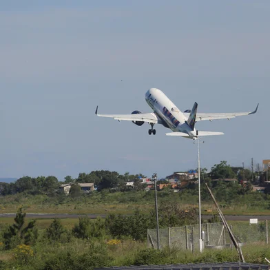 CAXIAS DO SUL, RS, BRASIL, 17/01/2024. Cinco meses depois do fechamento do Salgado Filho, Aeroporto Regional Hugo Cantergiani tem avanços estruturais e planos para o futuro. Na foto, movimento de aeronaves e da sala de embarque. (Porthus Junior/Agência RBS)Indexador: Porthus JUNIOR<!-- NICAID(15892930) -->