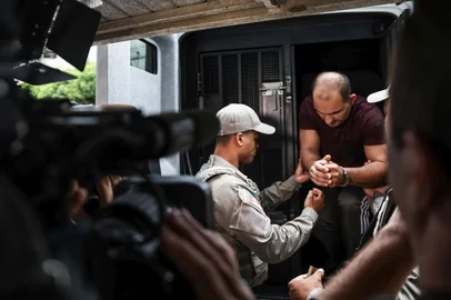 CACHOEIRINHA, RS, BRASIL, 20-02-2026: A chegada do policial militar Cristiano Domingues Francisco para depoimento na 2ª Delegacia de Policia de Cachoeirinha. O policial  é o principal suspeito do desaparecimento de Silvana Germann de Aguiar e seus pais, Isail e Dalmira, que não são vistos desde o final de janeiro. Fotos: Renan Mattos/Agencia RBS<!-- NICAID(16229498) -->