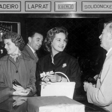 Visita da Miss Brasil 1957, Terezinha Morango, à Festa da Uva de 1958 e à Metalúrgica Abramo Eberle, para conferir a prataria e os produtos da empresa. À esquerda, a rainha da Festa da Uva de 1958, Zila Turra. À direita, o empresário Caetano Pettinelli, diretor do Eberle.<!-- NICAID(11322385) -->