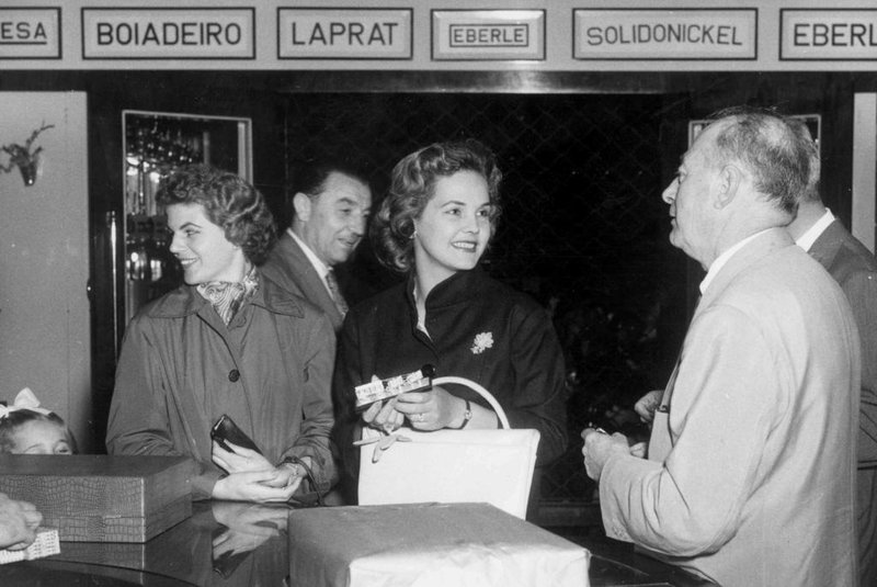 Visita da Miss Brasil 1957, Terezinha Morango, à Festa da Uva de 1958 e à Metalúrgica Abramo Eberle, para conferir a prataria e os produtos da empresa. À esquerda, a rainha da Festa da Uva de 1958, Zila Turra. À direita, o empresário Caetano Pettinelli, diretor do Eberle.<!-- NICAID(11322385) -->