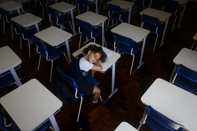 Porto Alegre, RS, Brasil, 24-02-2025: O estudante do 6º ano Eduardo, no Colégio Salesiano Dom Bosco, no bairro Higienópolis. Durante a pandemia de covid, ele estava em processo de alfabetização e procurou reforço para fortalecer a aprendizagem. Entre os maiores impactos da pandemia na educação, estão a geração de pessoas que passou por fases cruciais, como alfabetização no período. Também há uma desconexão do senso de turma, de grupo. Impactos que se revelam nos resultados de aprendizagem. Foto: Mateus Bruxel / Agência RBSIndexador: MATEUS BRUXEL<!-- NICAID(15983724) -->