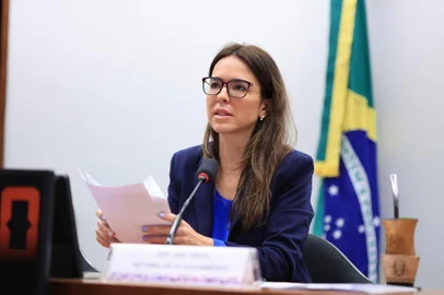 O projeto de lei que prorroga a desoneração da folha de pagamento sobre 17 setores econômicos deve ser votado nesta terça-feira (29). A relatora Any Ortiz (Cidadania-RS) afirmou nesta segunda-feira (28) que há acordo para votar o requerimento de urgência e o mérito da proposta no plenário.<!-- NICAID(15524710) -->