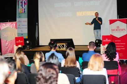 CAXIAS DO SUL, RS, BRASIL, 18/05/2023. 7º Festival de Economia Criativa (EC Fest), que acontece no Centro de Cultura Ordovás. Na foto, palestra com Marcelo Wassermani. (Porthus Junior/Agência RBS)Indexador: Porthus Junior                  <!-- NICAID(15432309) -->