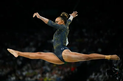 Olympics: Artistic Gymnastics - women's qualification competition, preliminary roundBrazil's Rebeca Andrade competes in the balance beam event of the artistic gymnastics women's team final during the Paris 2024 Olympic Games at the Bercy Arena in Paris, on July 30, 2024. (Photo by Gabriel BOUYS / AFP)Editoria: SPOLocal: ParisIndexador: GABRIEL BOUYSSecao: gymnasticsFonte: AFPFotógrafo: STF<!-- NICAID(15827295) -->