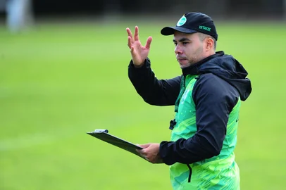 CAXIAS DO SUL, RS, BRASIL, 20/10/2021. Primeiro treino do novo técnico do Juventude, Jair Ventura. Ele chega com a missão de livrar a equipe do rebaixamento no Brasileirão. (Porthus Junior/Agência RBS)Indexador:                                 <!-- NICAID(14920266) -->