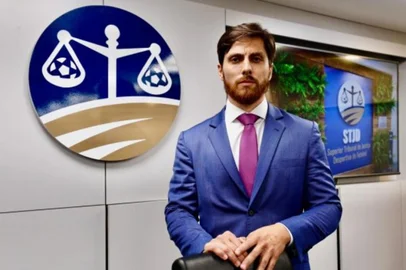 O Caso Yuri Ferraz chegou ao fim com desfecho positivo para o Caxias. O último e decisivo voto que manteve o clube grená na Série C 2025 foi de Luís Otávio Veríssimo Teixeira, presidente do Superior Tribunal de Justiça Desportiva (STJD). Ele assumiu o cargo no ano passado e terá um mandato até 2028.<!-- NICAID(16014575) -->